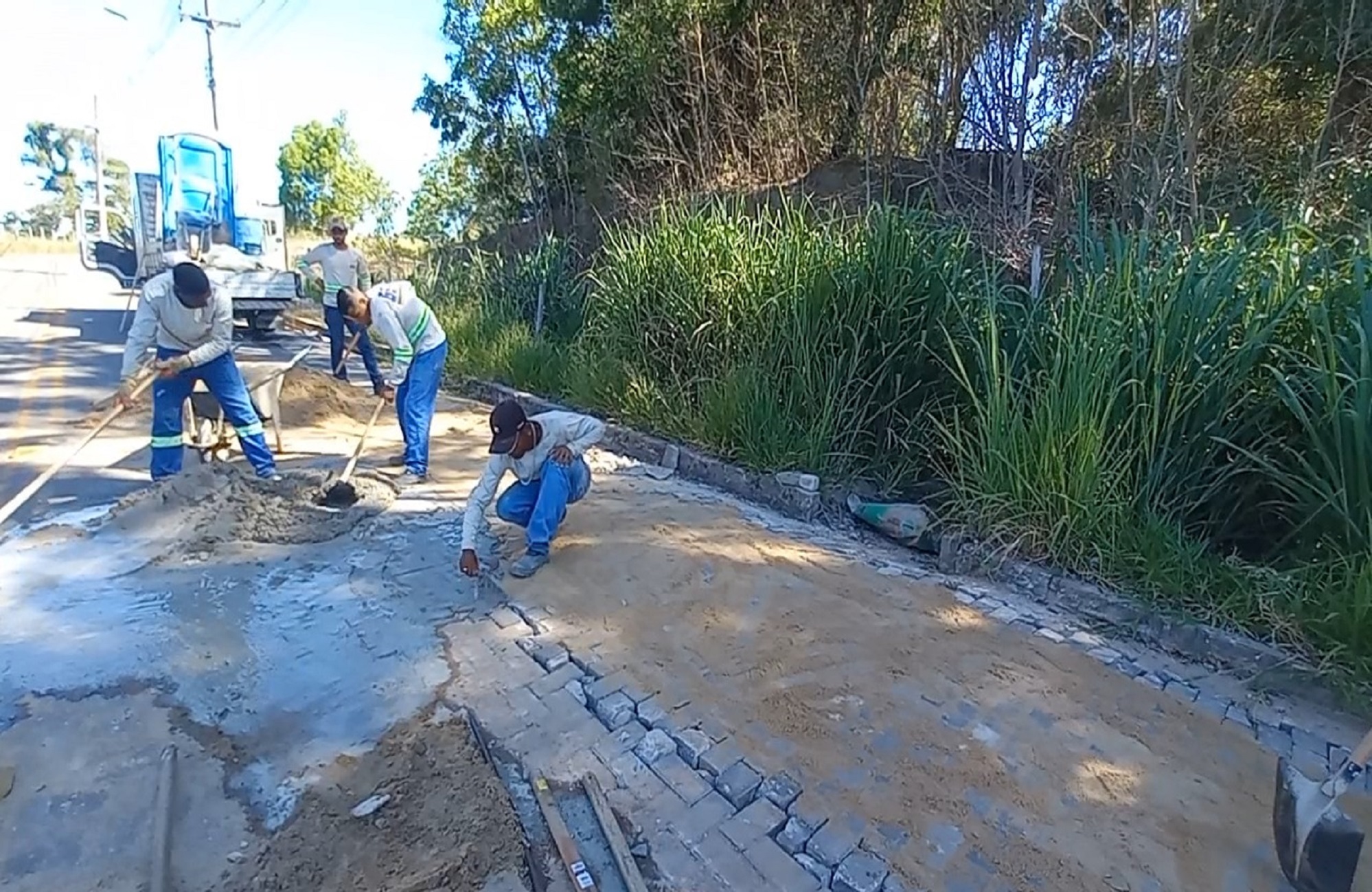 EM TODO O MUNICÍPIO, MÚLTIPLAS FRENTES DE TRABALHO PARA COLOCAR EM DIA A  LIMPEZA E CONSERVAÇÃO DE RUAS