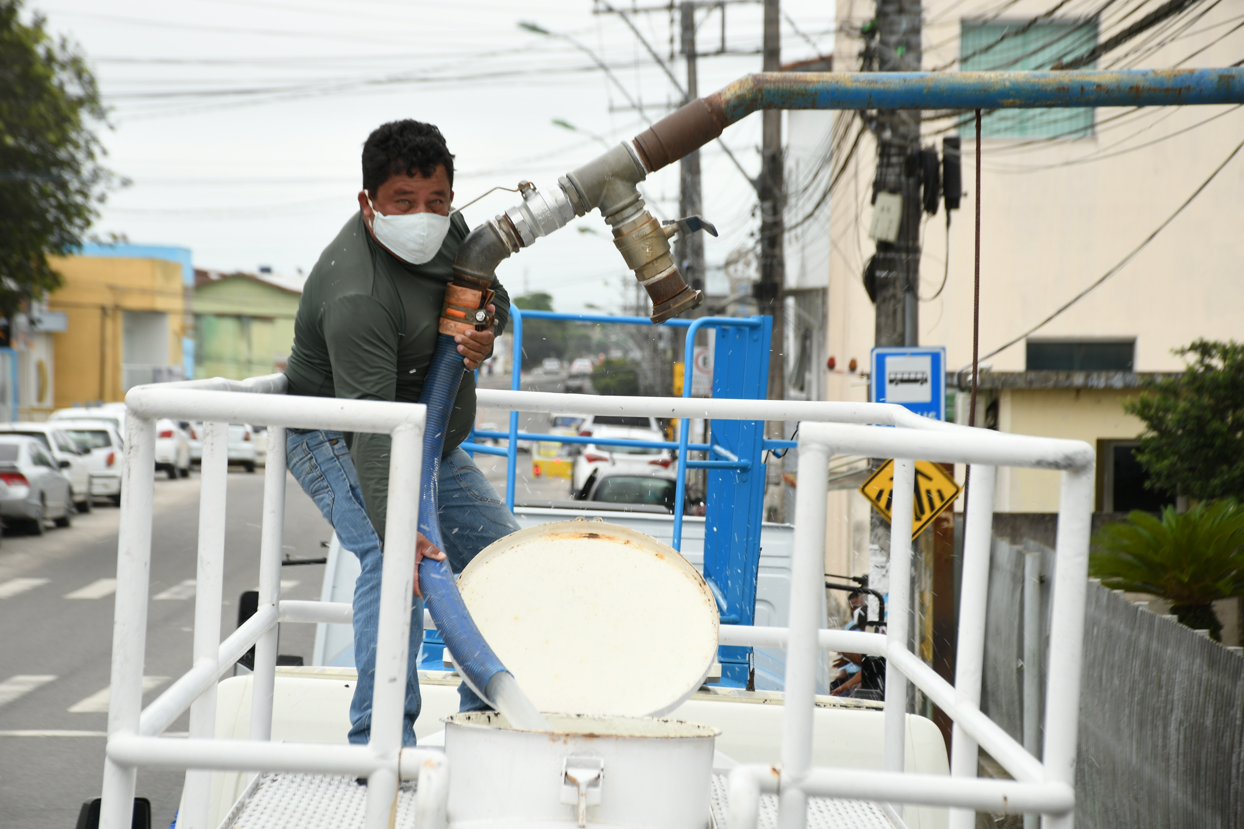 SEIS CAMINHÕES-PIPA CEDIDOS PELO GOVERNO DO ESTADO RETOMAM A DISTRIBUIÇÃO DE ÁGUA POTÁVEL EM COMUNIDADES DO INTERIOR