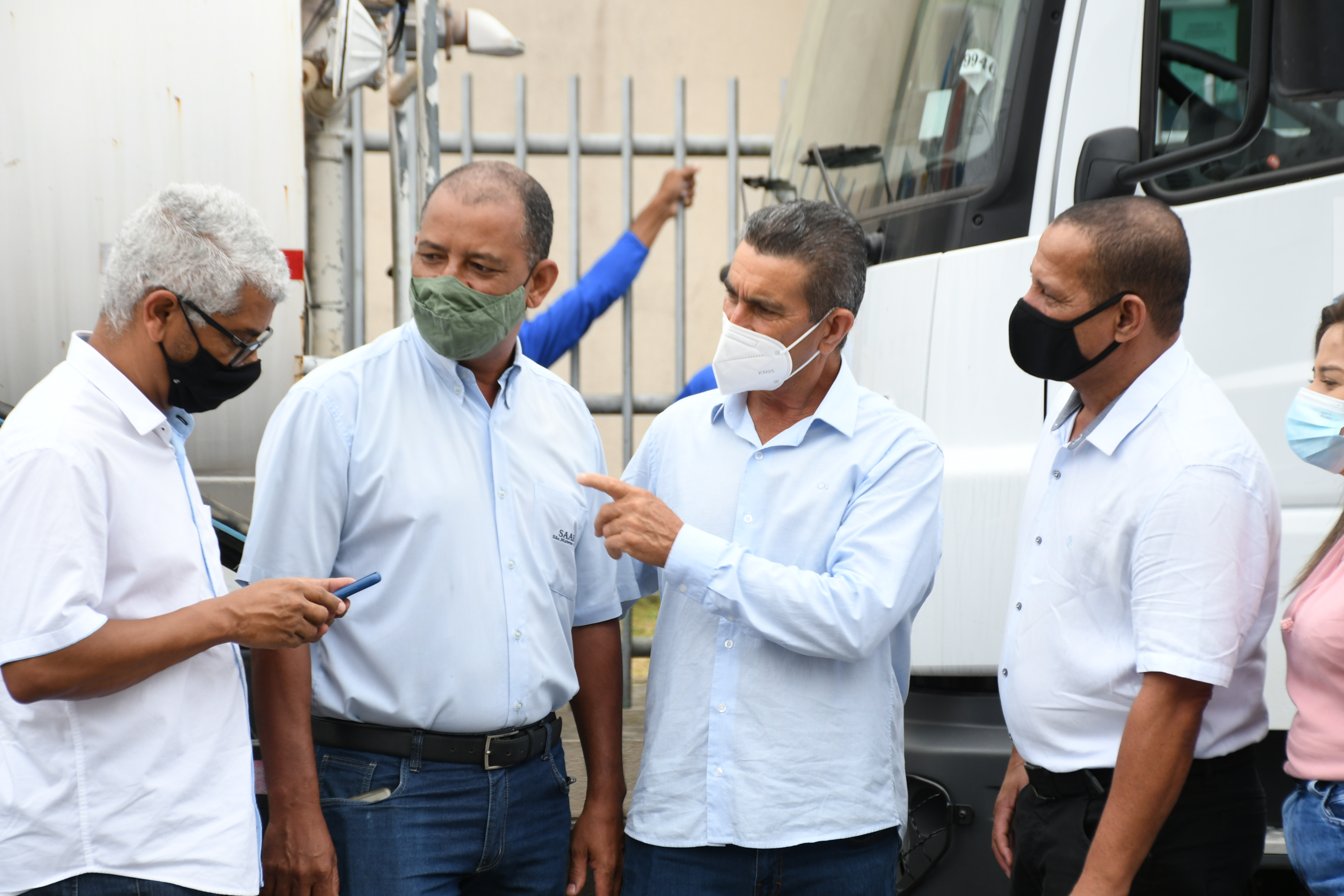 SEIS CAMINHÕES-PIPA CEDIDOS PELO GOVERNO DO ESTADO RETOMAM A DISTRIBUIÇÃO DE ÁGUA POTÁVEL EM COMUNIDADES DO INTERIOR