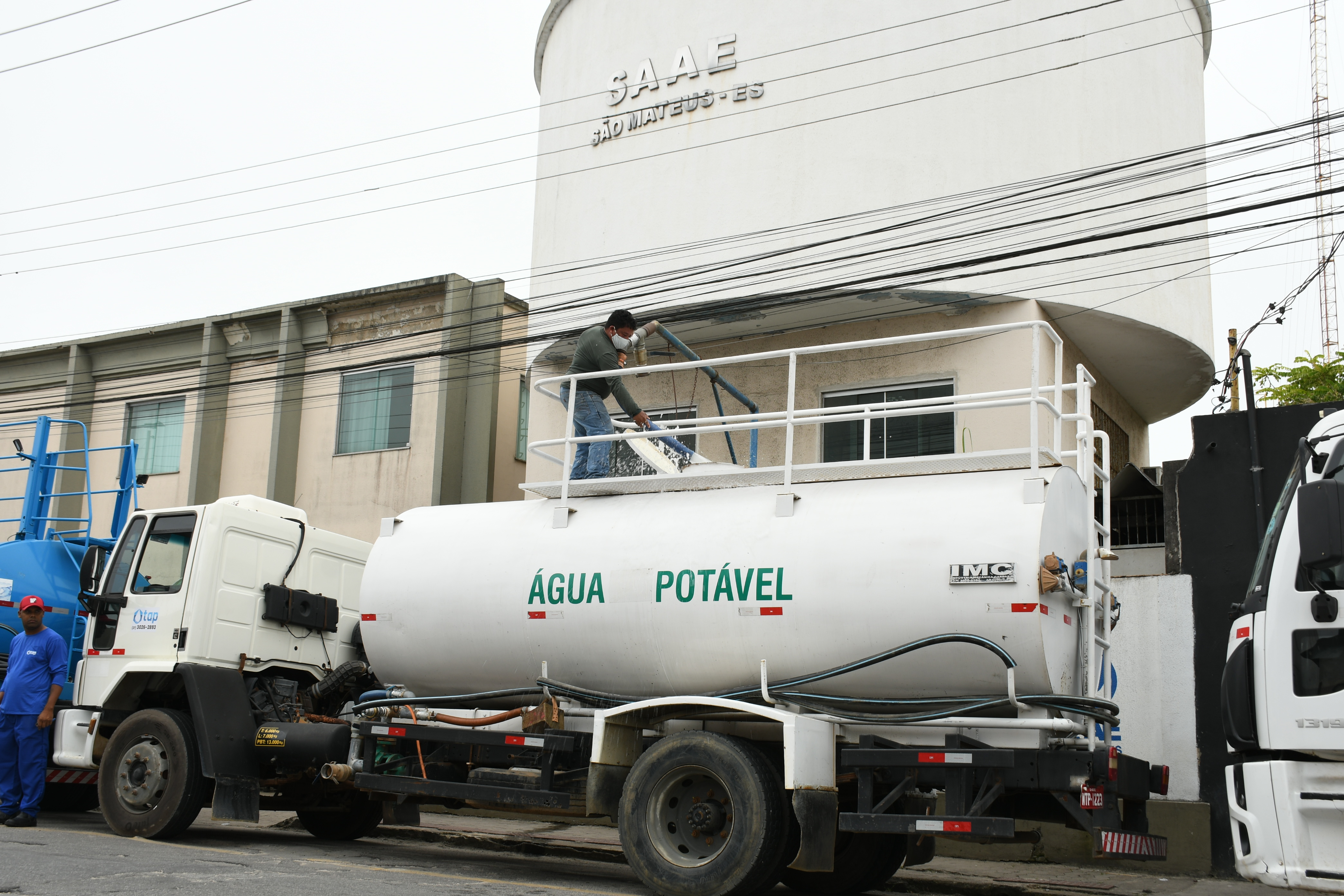SEIS CAMINHÕES-PIPA CEDIDOS PELO GOVERNO DO ESTADO RETOMAM A DISTRIBUIÇÃO DE ÁGUA POTÁVEL EM COMUNIDADES DO INTERIOR