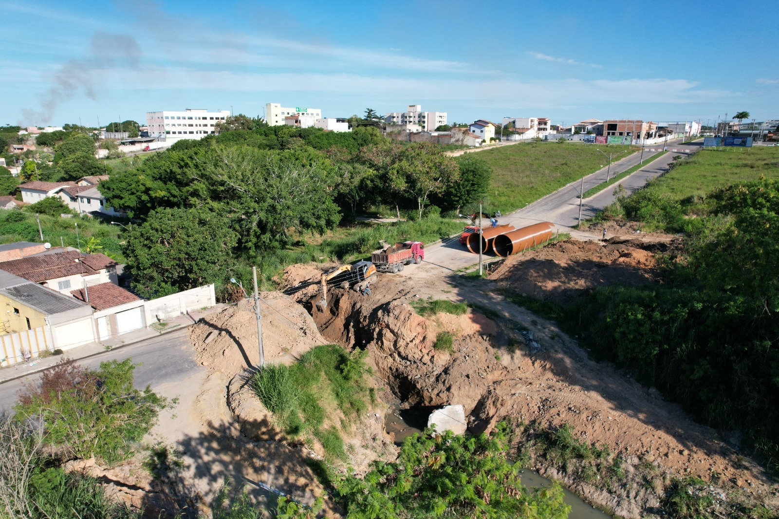 PARCERIA ENTRE PREFEITURA DE SÃO MATEUS E GOVERNO DO ESTADO: INICIADA A CONSTRUÇÃO DE BUEIRO ARMCO PARA PREVENIR ALAGAMENTOS DO CENTRO ATÉ O BAIRRO DE FÁTIMA