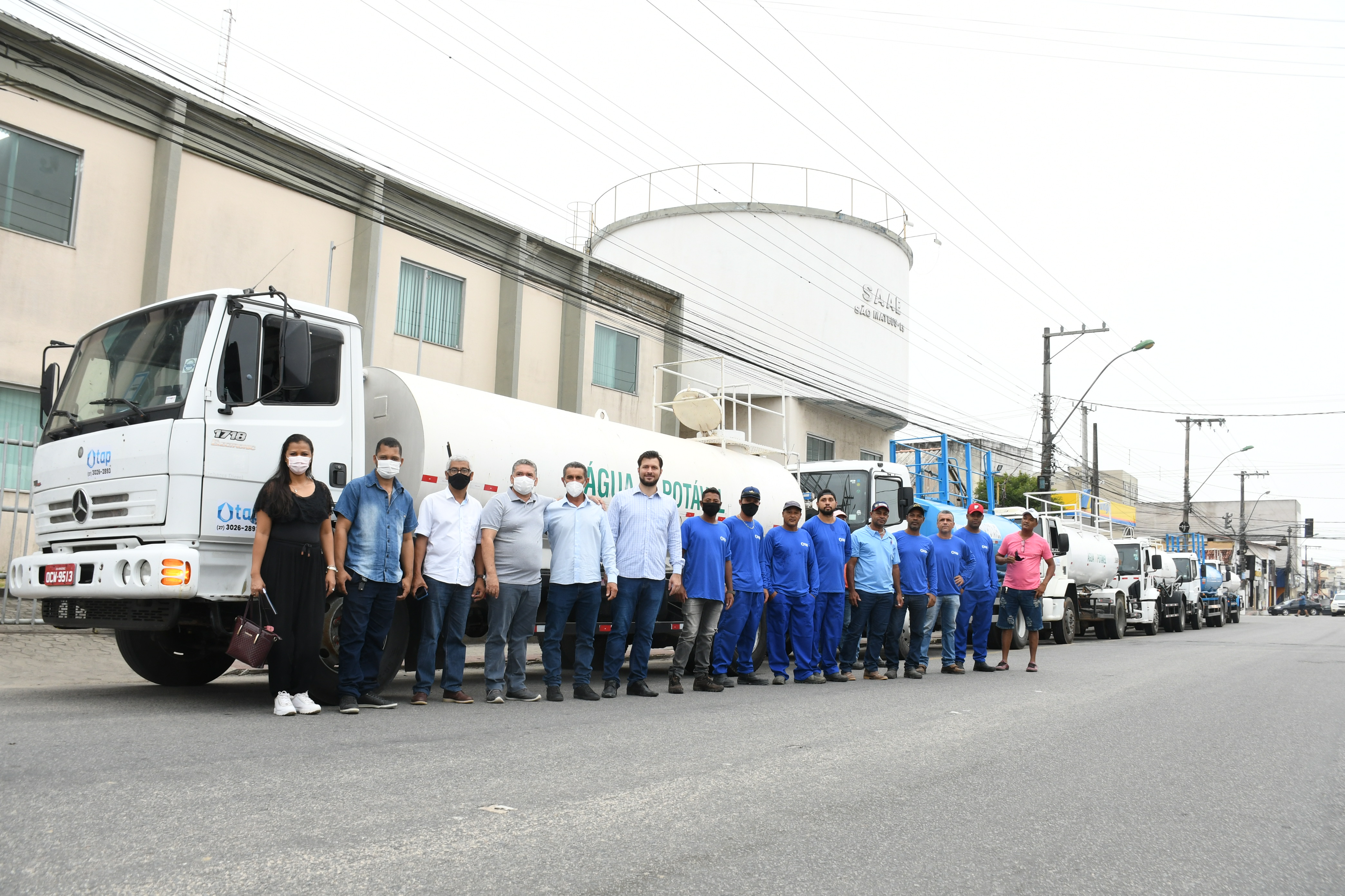 SEIS CAMINHÕES-PIPA CEDIDOS PELO GOVERNO DO ESTADO RETOMAM A DISTRIBUIÇÃO DE ÁGUA POTÁVEL EM COMUNIDADES DO INTERIOR