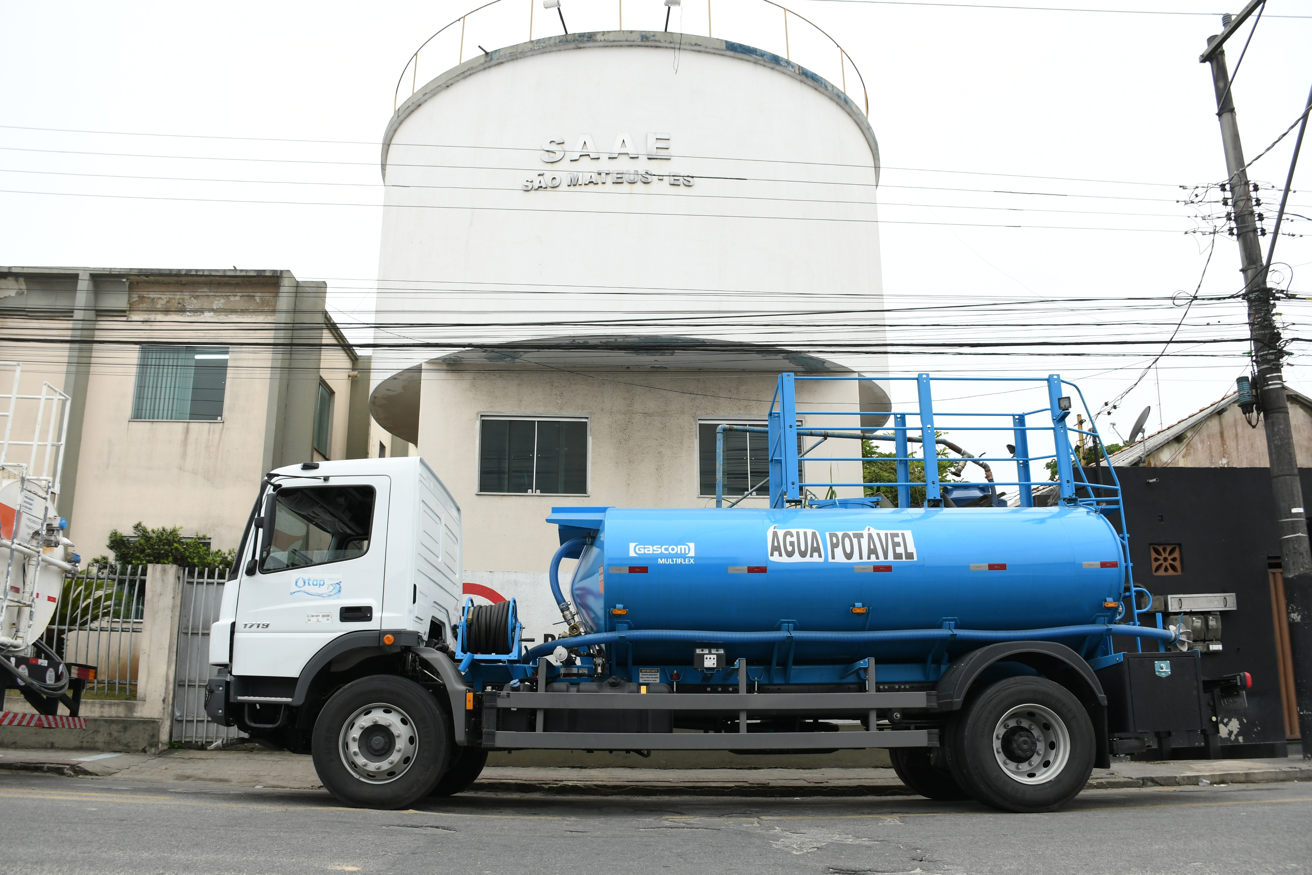 SEIS CAMINHÕES-PIPA CEDIDOS PELO GOVERNO DO ESTADO RETOMAM A DISTRIBUIÇÃO DE ÁGUA POTÁVEL EM COMUNIDADES DO INTERIOR