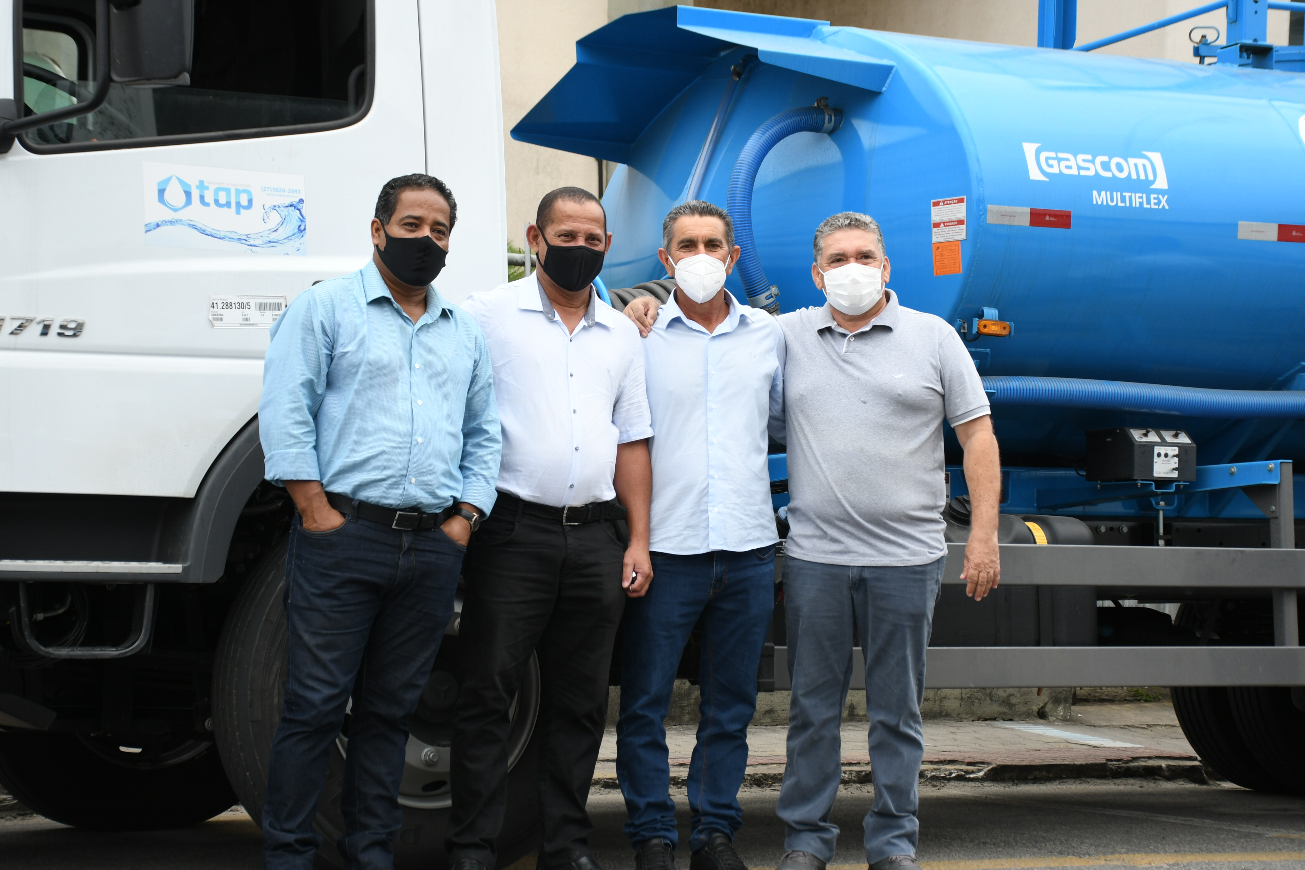 SEIS CAMINHÕES-PIPA CEDIDOS PELO GOVERNO DO ESTADO RETOMAM A DISTRIBUIÇÃO DE ÁGUA POTÁVEL EM COMUNIDADES DO INTERIOR