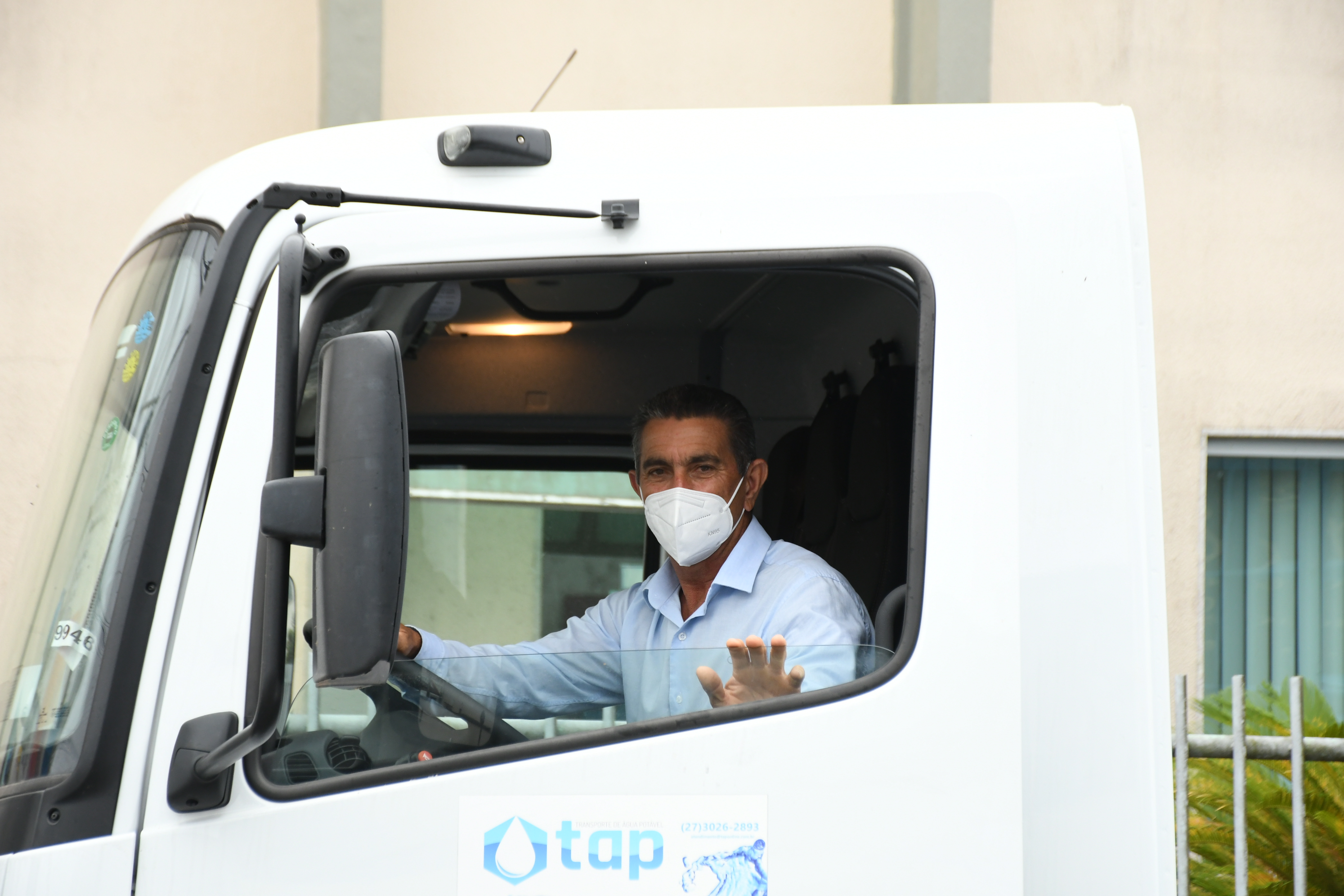 SEIS CAMINHÕES-PIPA CEDIDOS PELO GOVERNO DO ESTADO RETOMAM A DISTRIBUIÇÃO DE ÁGUA POTÁVEL EM COMUNIDADES DO INTERIOR