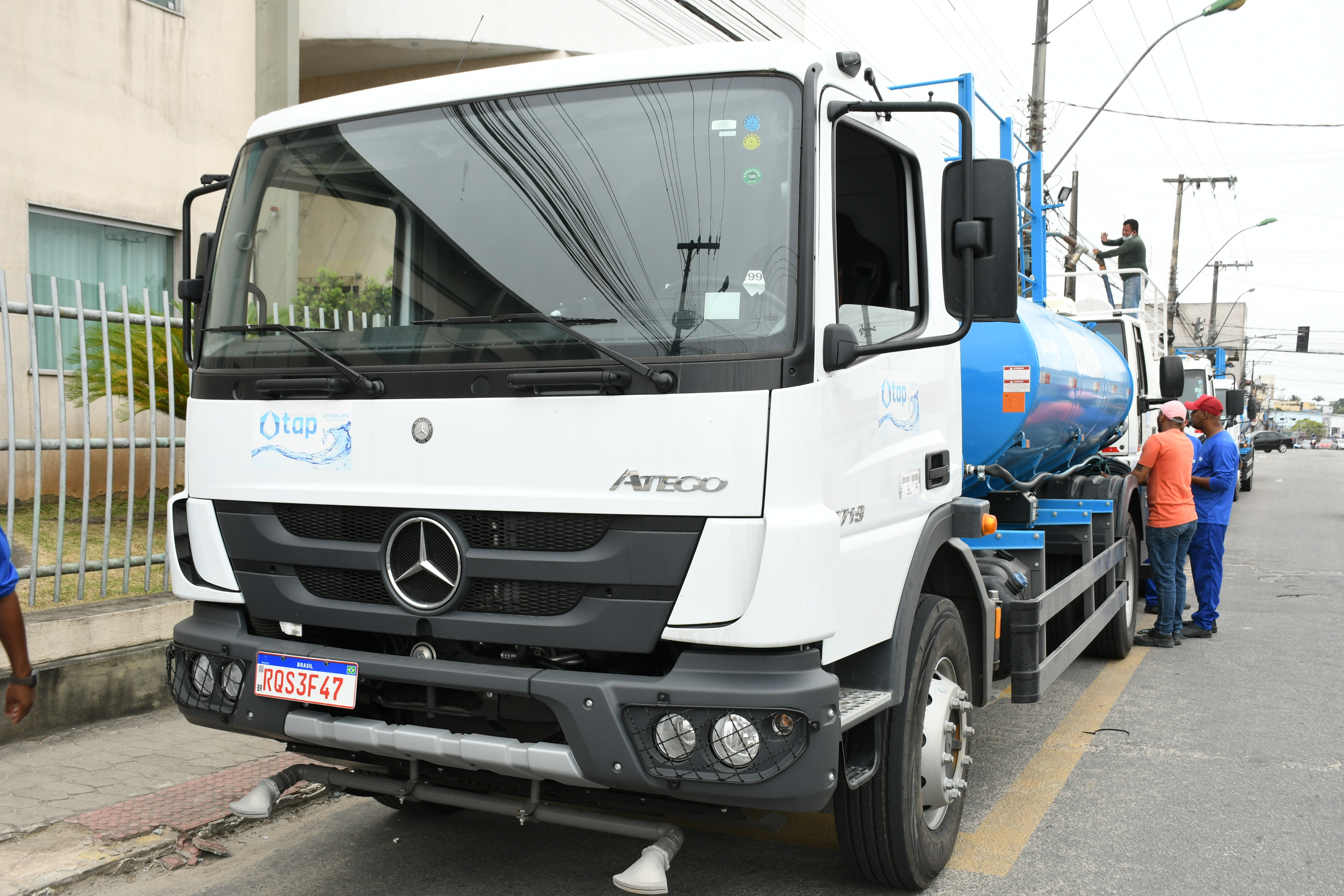 SEIS CAMINHÕES-PIPA CEDIDOS PELO GOVERNO DO ESTADO RETOMAM A DISTRIBUIÇÃO DE ÁGUA POTÁVEL EM COMUNIDADES DO INTERIOR