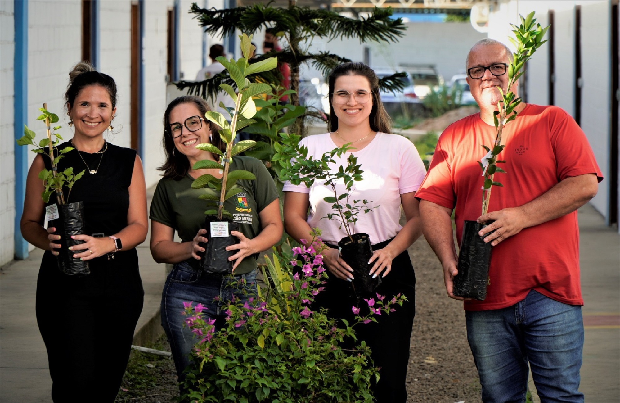 DIA INTERNACIONAL DA MULHER COM CURSOS DE CAPACITAÇÃO E DOAÇÃO DE MUDAS FRUTÍFERAS