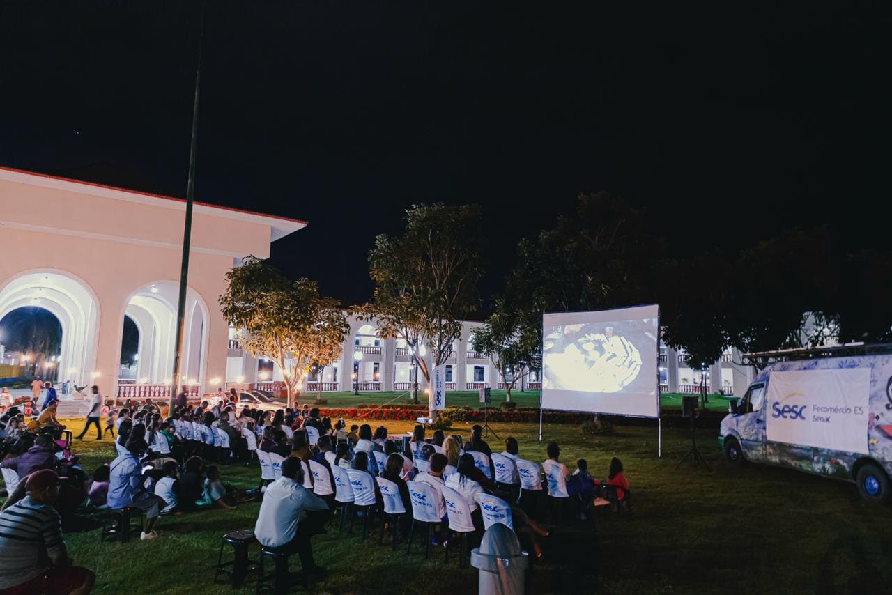 CINESOLAR EM SÃO MATEUS: CINEMA GRATUITO E ENERGIA LIMPA ENCANTAM AS FAMÍLIAS NO SESC