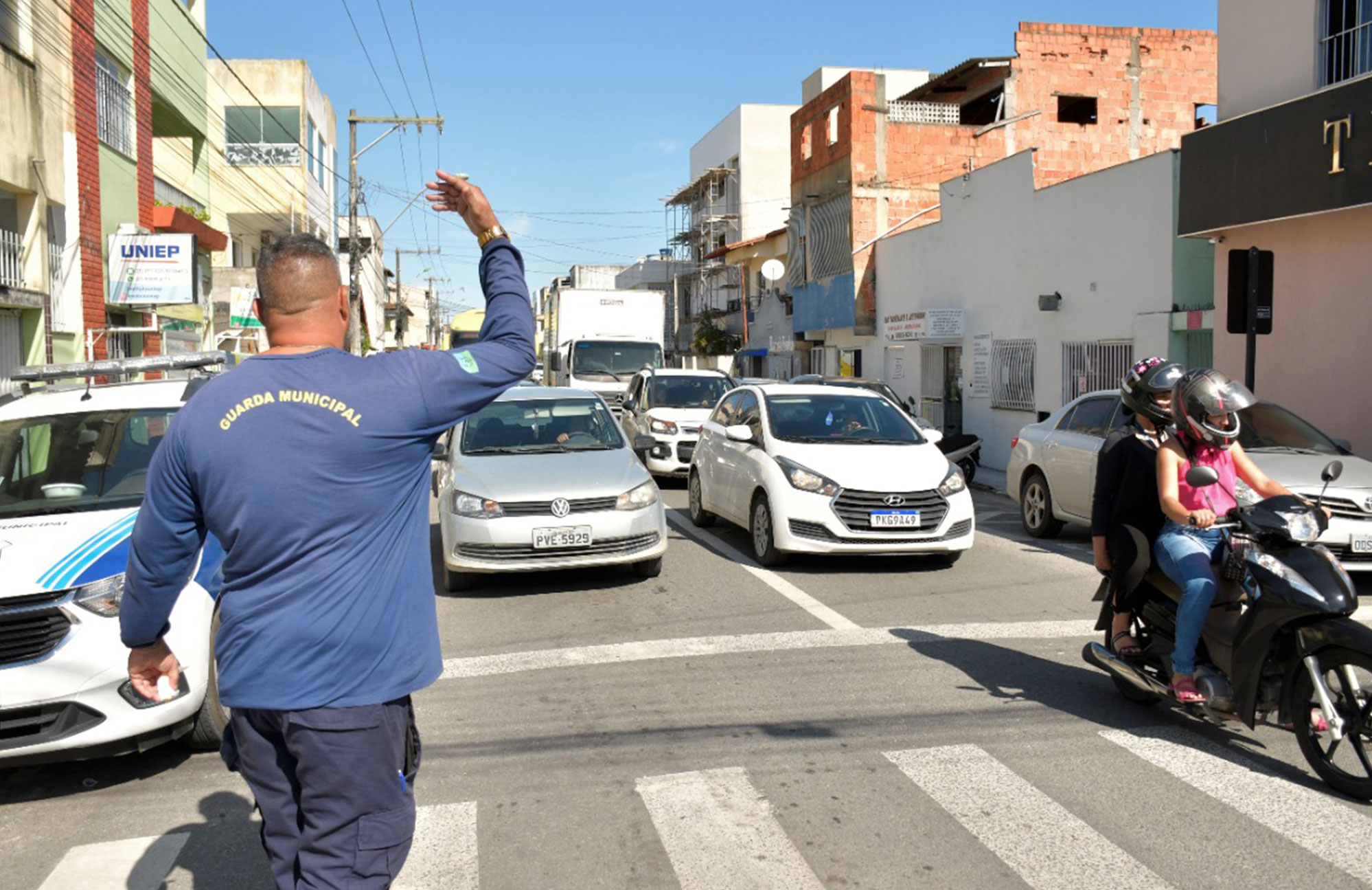 AGENTES DE TRÂNSITO NAS RUAS PARA ORIENTAR SOBRE AS MUDANÇAS E SINALIZAÇÃO EM SÃO MATEUS