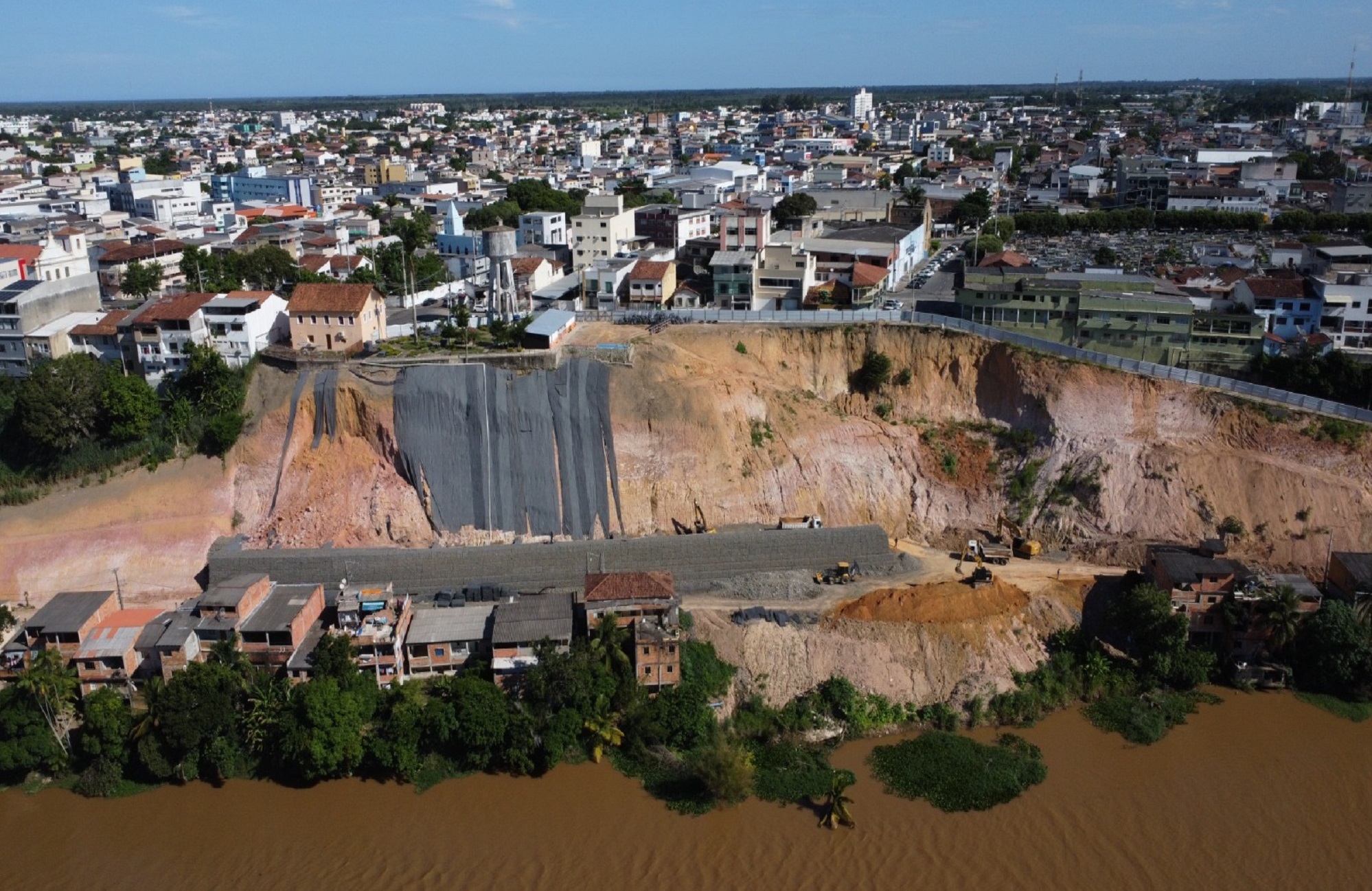 OBRAS DA LADEIRA DO BESOURO AVANÇAM NO SEGUNDO TRECHO DO MURO DE GABIÃO: