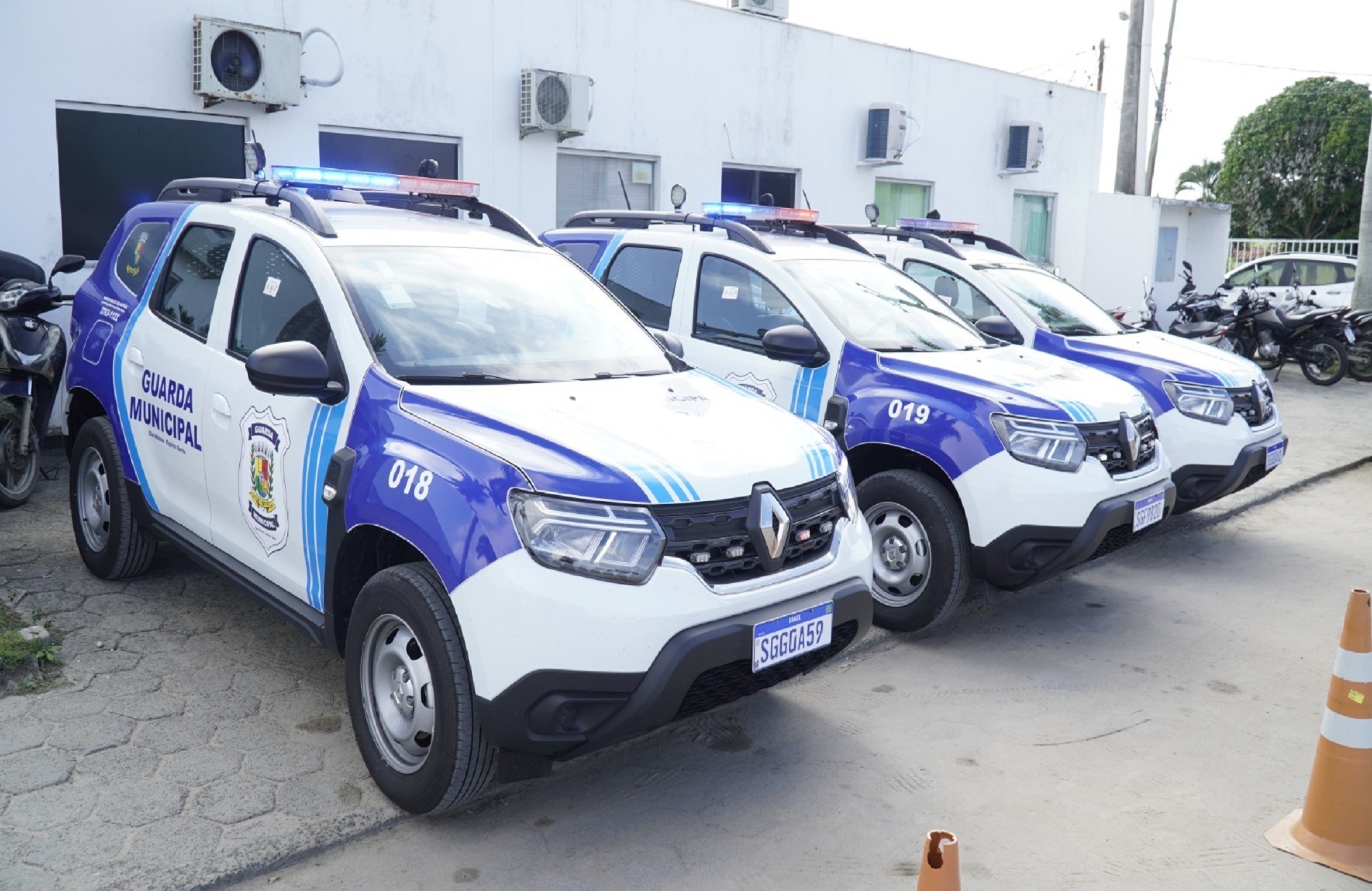 TRÊS NOVAS VIATURAS POLICIAIS, EQUIPADAS E CARACTERIZADAS, REFORÇAM A FROTA DA GUARDA MUNICIPAL
