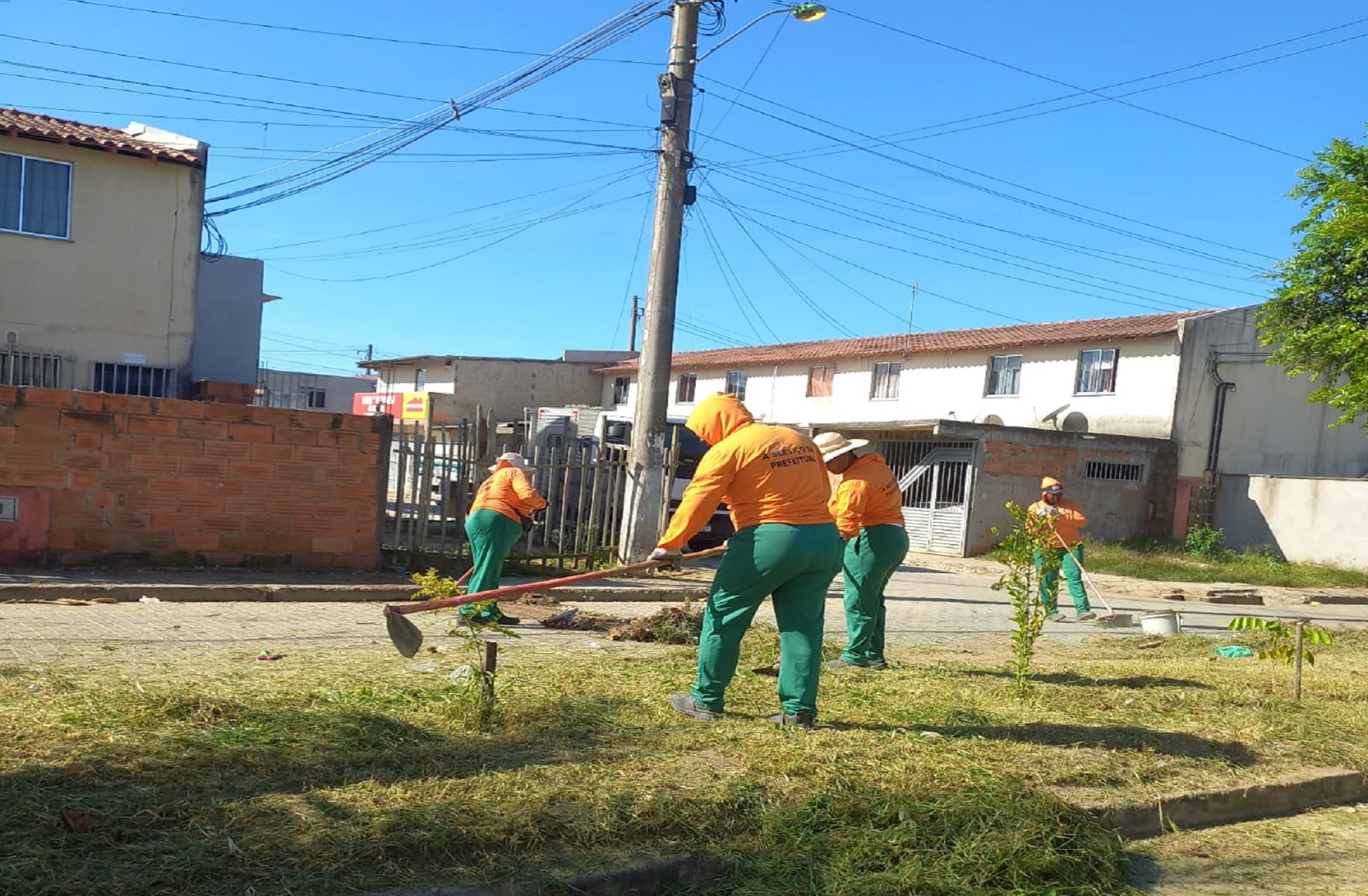 RUA POR RUA, EM TODAS AS ÁREAS URBANAS: EQUIPES INTEGRADAS DA LIMPEZA E MANUTENÇÃO URBANA ESTÃO NO VILLAGE