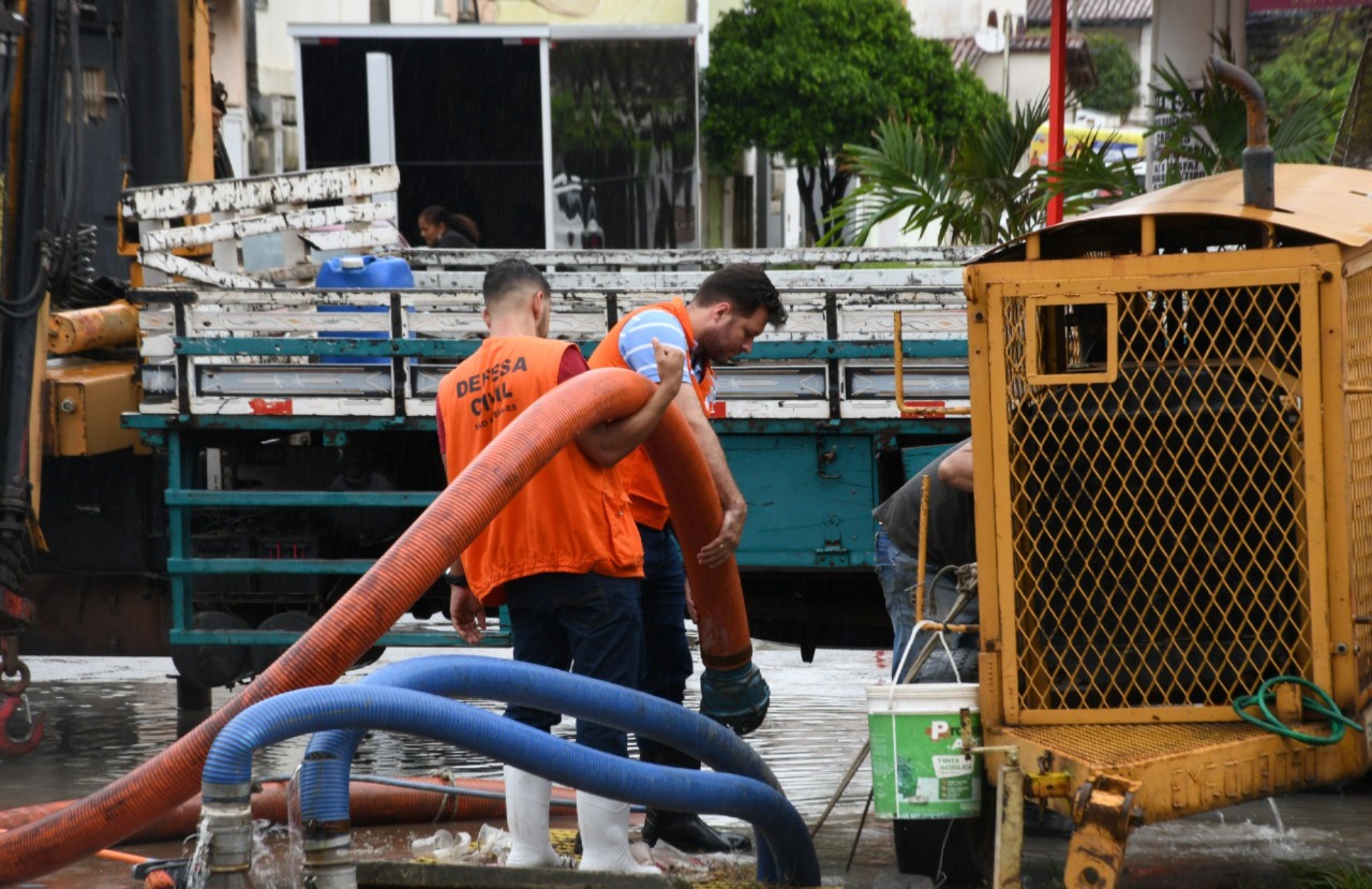 SECRETARIAS DE DEFESA SOCIAL, OBRAS E ASSISTÊNCIA SOCIAL TRABALHAM PARA REPARAR DANOS PROVOCADOS PELA FORTE CHUVA