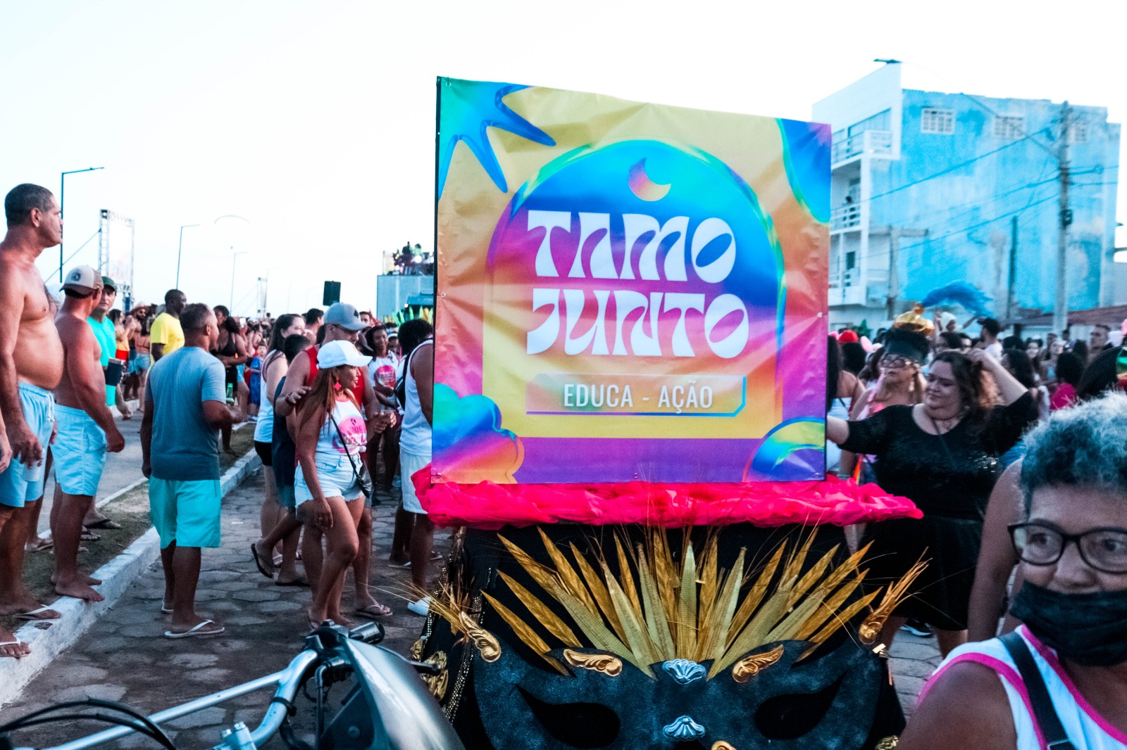 BLOCO TAMOJUNTO, DA EDUCAÇÃO,  TOMA CONTA DO CORREDOR DA FOLIA E ENCANTA GURIRI