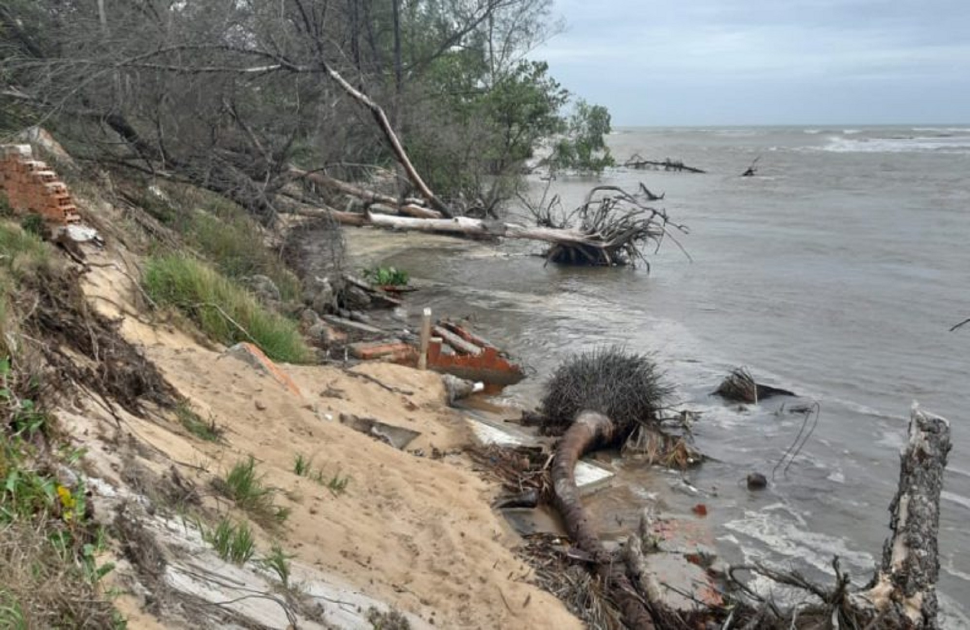 COMBATE AO AVANÇO DO MAR EM BARRA NOVA NA MIRA DA PREFEITURA