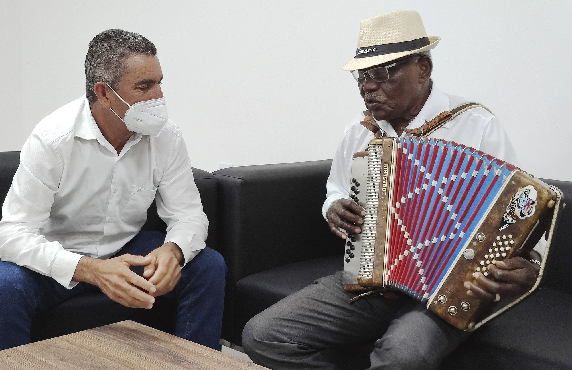 MESTRE DA CULTURA POPULAR MATEENSE, SENHOR LUIZ GERALDINO VISITA SECRETARIA MUNICIPAL DE CULTURA E TOCA ACORDEÃO
