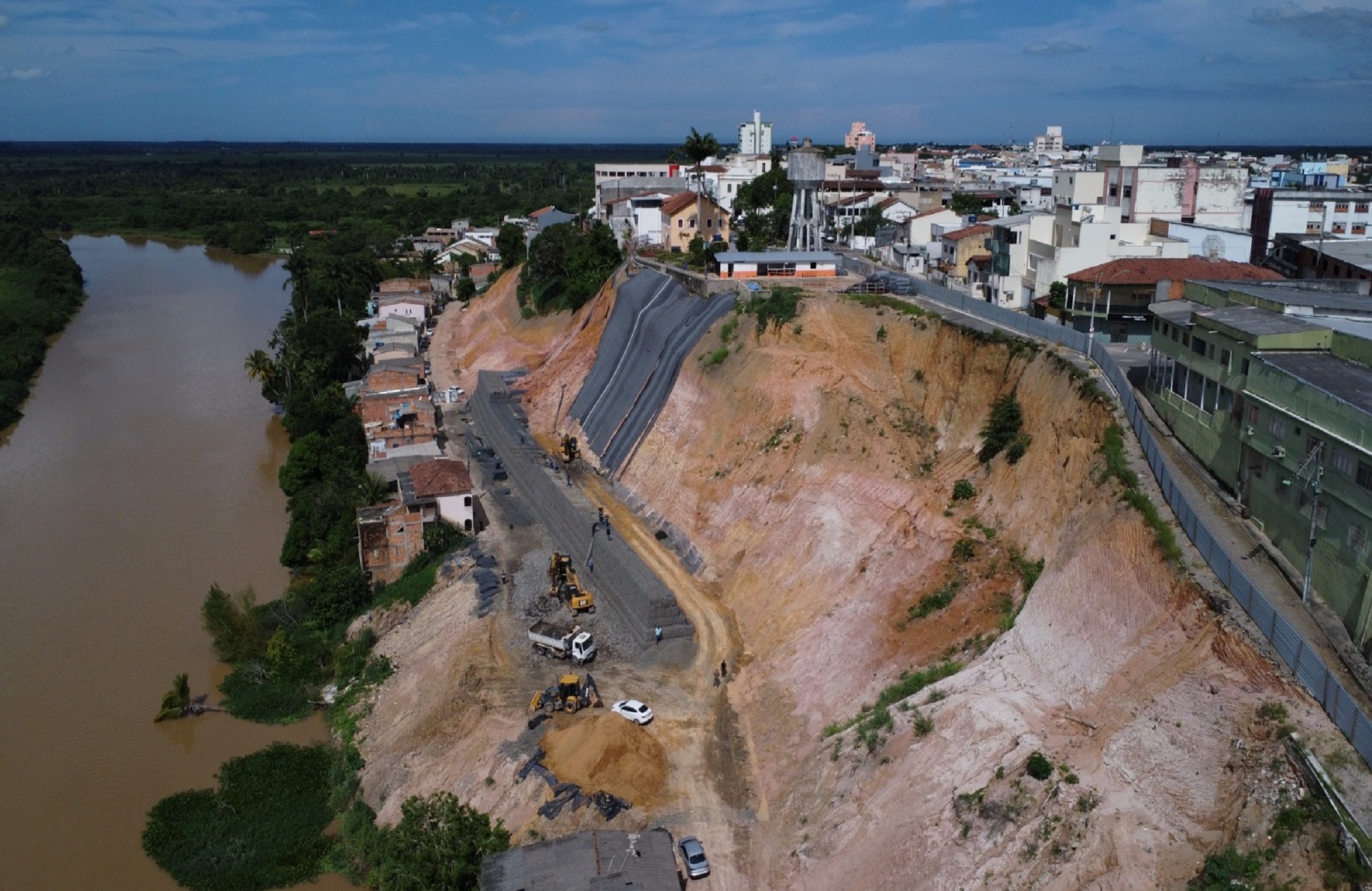 LADEIRA DO BESOURO: MESMO SOB CHUVA, O RITMO DAS OBRAS DE CONTENÇÃO SE MANTÉM