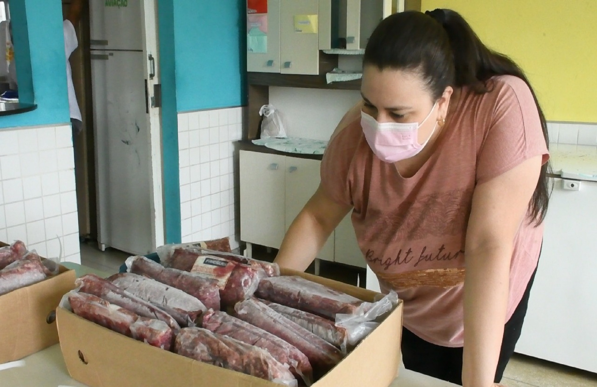 MERENDA ESCOLAR: PREFEITURA DISTRIBUI CERCA DE 14 TONELADAS DE CARNE PARA AS ESCOLAS MUNICIPAIS