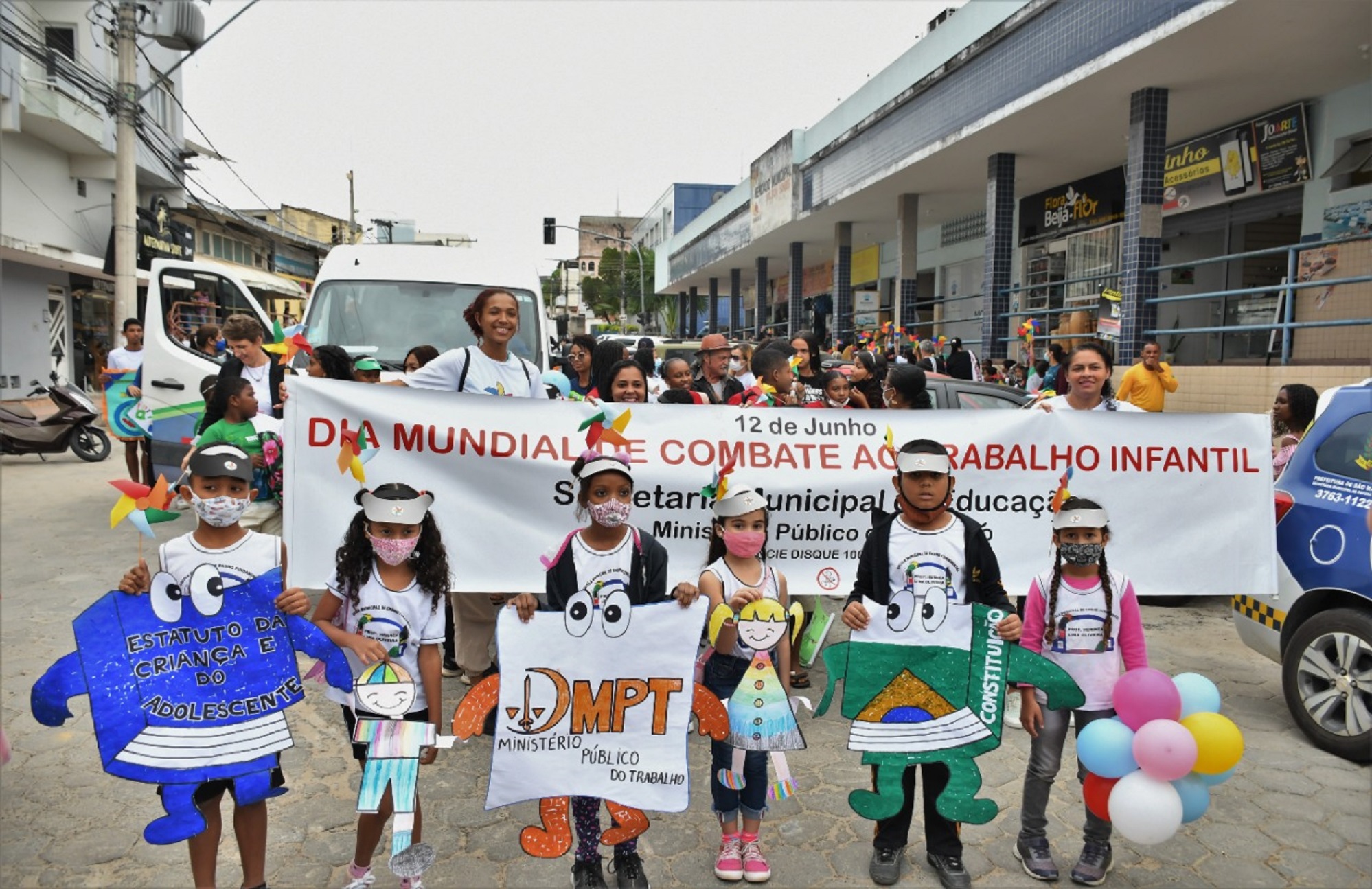 SECRETARIAS DE EDUCAÇÃO E DE ASSISTÊNCIA SOCIAL REALIZAM PASSEATA COM ESTUDANTES E ONGS MARCANDO O DIA MUNDIAL DE COMBATE AO TRABALHO INFANTIL