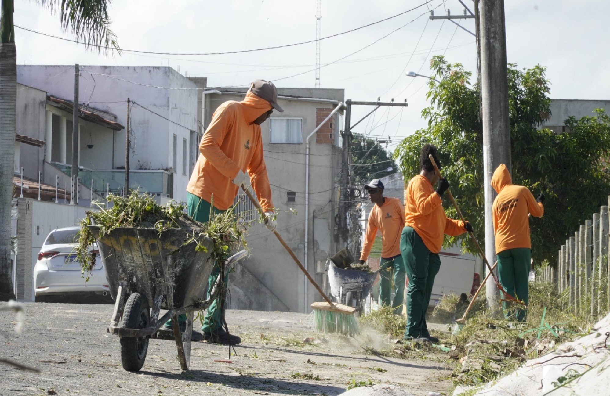 COM O MUTIRÃO DA MANUTENÇÃO, O MATO NÃO TEM VEZ: BAIRRO CARAPINA RECEBE CAPINA, VARRIÇÃO E RECOLHIMENTO DE ENTULHO