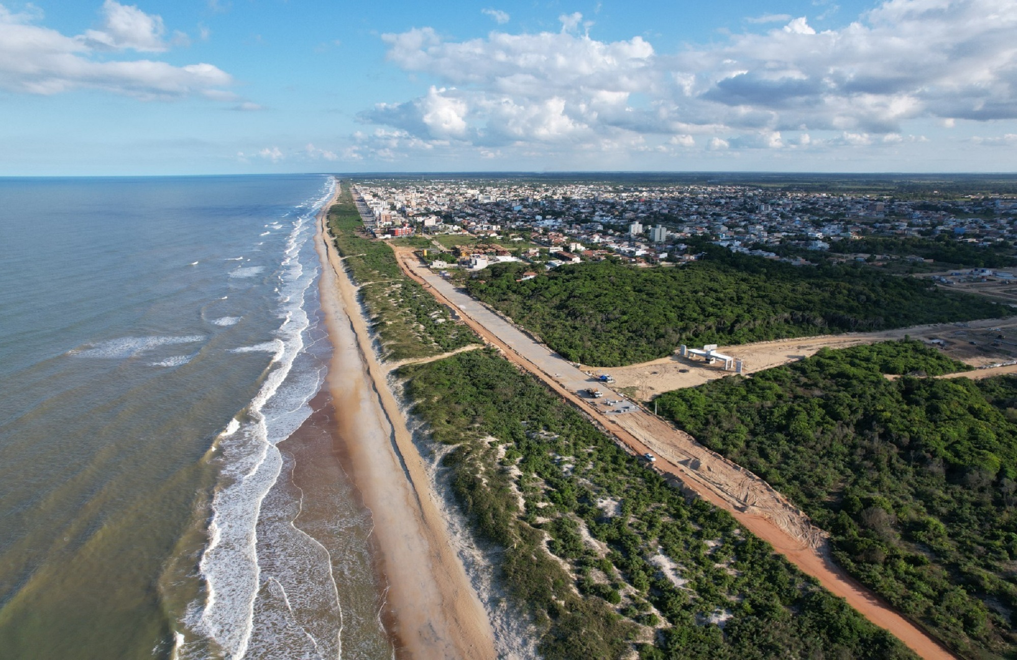 REVITALIZAÇÃO DA ORLA DE GURIRI CONTINUA AVANÇANDO: MAIS UM QUILÔMETRO DE CALÇADÃO PARA A AVENIDA OCEANO ATLÂNTICO EM GURIRI NORTE