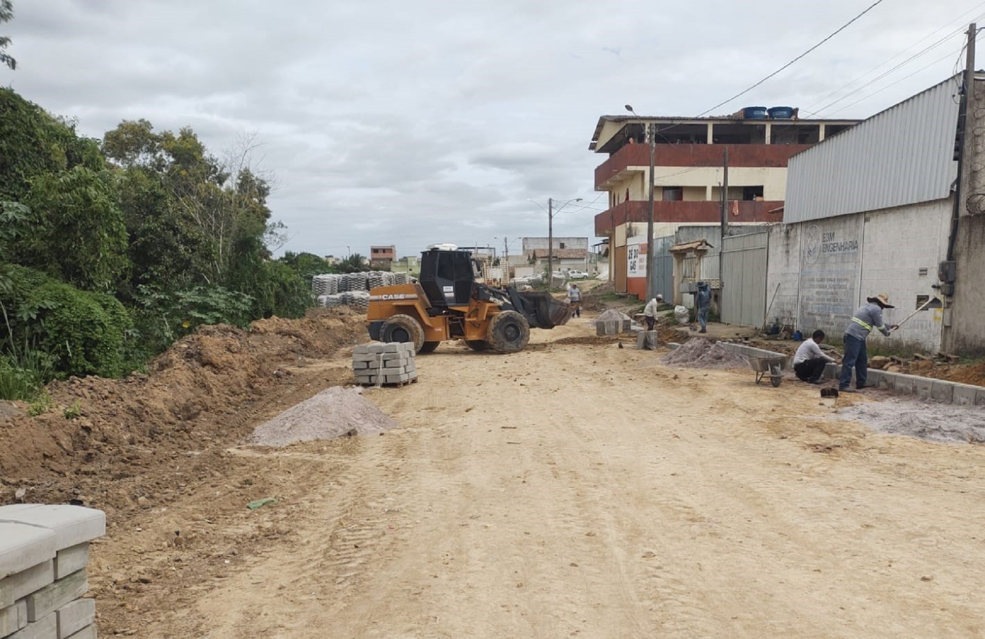 LAMA E POEIRA COM OS DIAS CONTADOS: PREFEITURA INICIA OBRAS DE CALÇAMENTO NO BAIRRO AYRTON SENNA