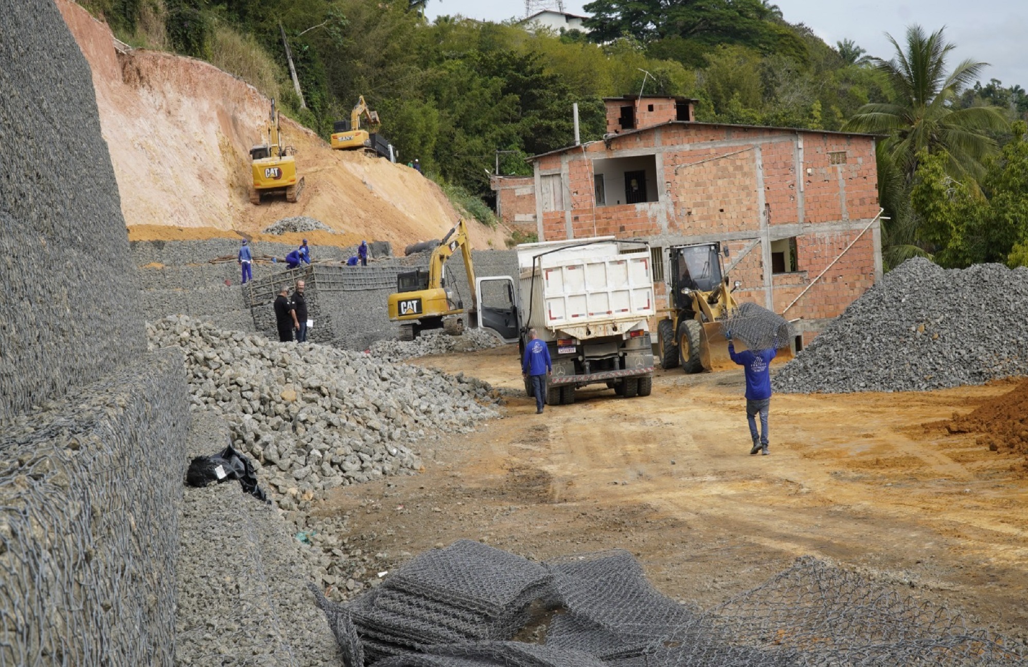 CONSTRUÇÃO DE ACESSO SUPERIOR PARA MÁQUINAS MARCA INÍCIO DA SEGUNDA ETAPA DA CONTENÇÃO NA LADEIRA DO BESOURO