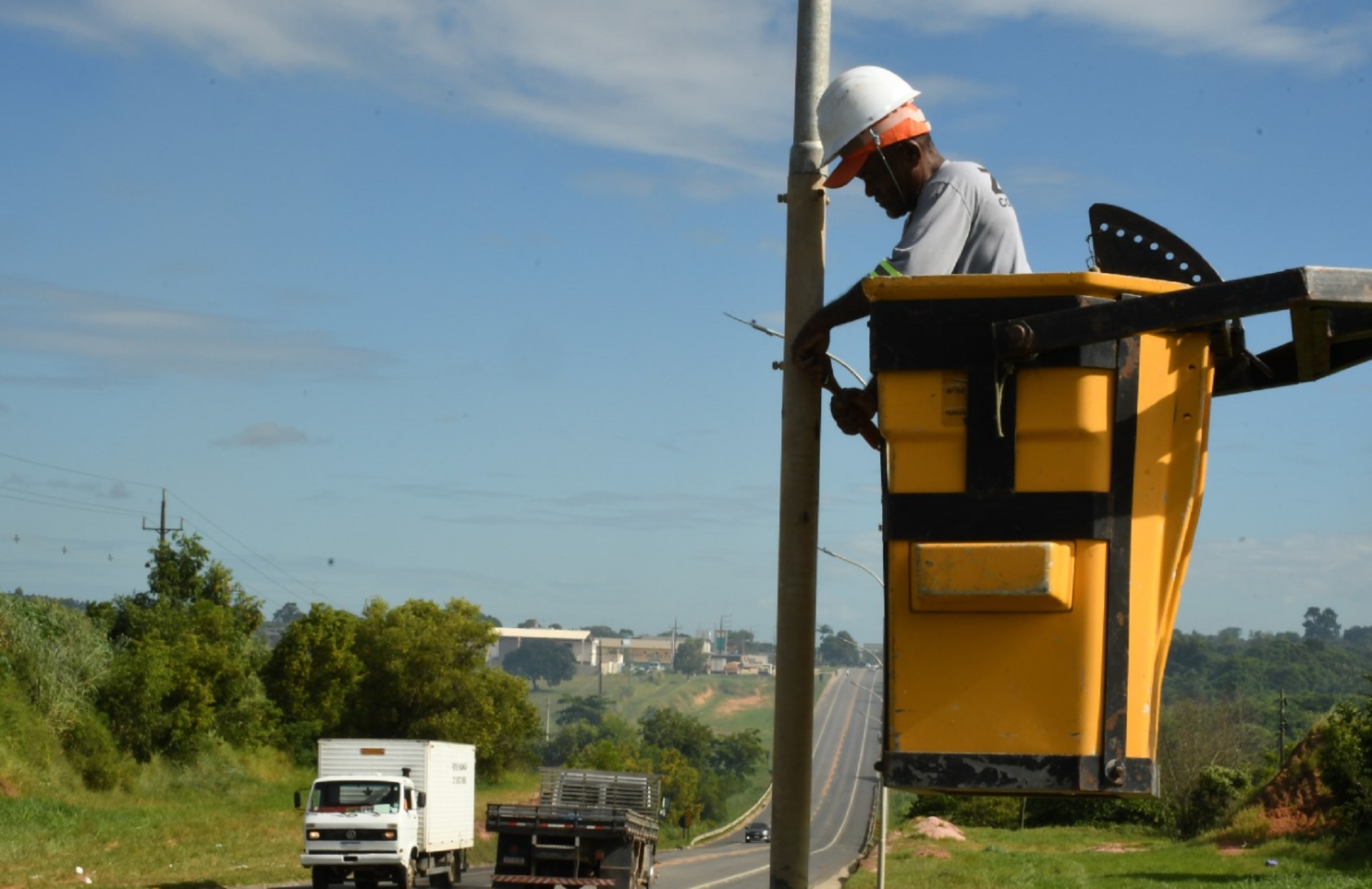 PREFEITURA INICIA INSTALAÇÃO DE ILUMINAÇÃO NO TRECHO DA BR QUE LIGA OS BAIRROS NOVA ERA E RODOCON