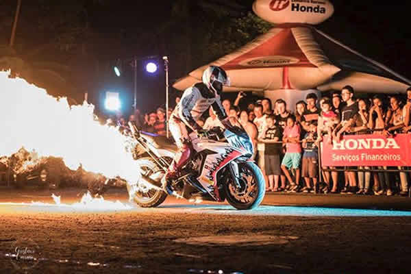 MOTO WHEELING: SHOW DE ACROBACIAS E MANOBRAS RADICAIS SOBRE DUAS RODAS PROMETE ADRENALIZAR O PÚBLICO NA EXPOSAMA