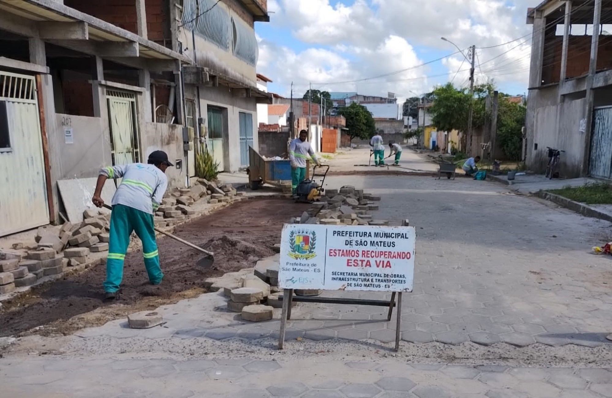 RUA POR RUA, BAIRRO POR BAIRRO: EQUIPES DE REPARO NA PAVIMENTAÇÃO PASSAM PELO BAIRRO VITÓRIA