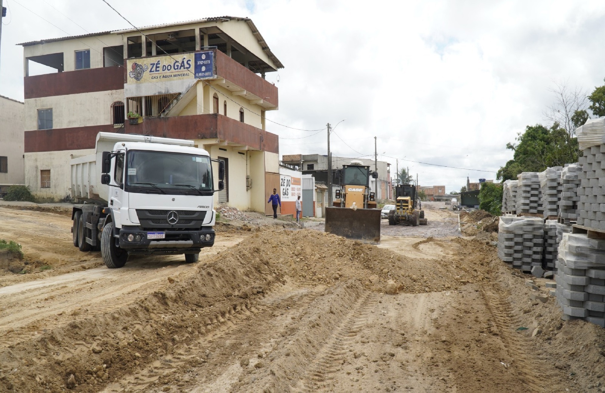 OBRAS DE CALÇAMENTO NO BAIRRO AYRTON SENNA: ADEUS LAMA E POEIRA