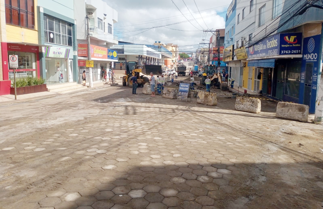 OBRAS NO MERCADO MUNICIPAL AVANÇAM E PARTE DA PISTA É LIBERADA