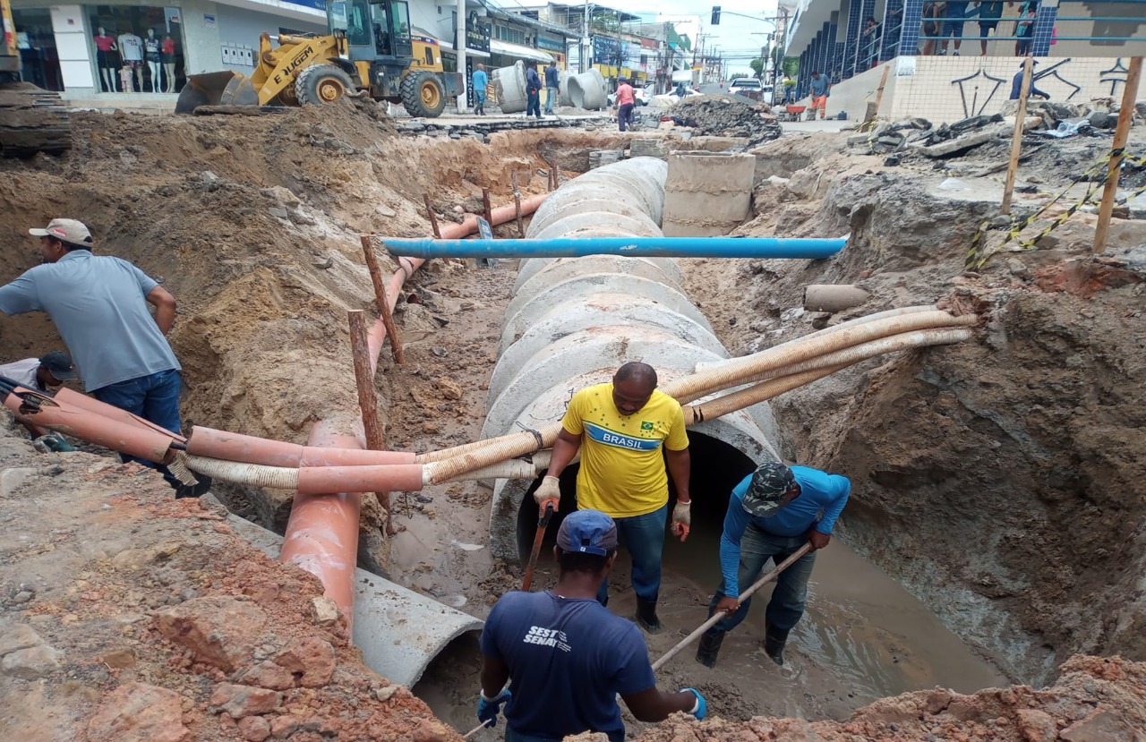 OBRAS NO ENTORNO DO MERCADO MUNICIPAL SEGUEM EM RITMO ACELERADO