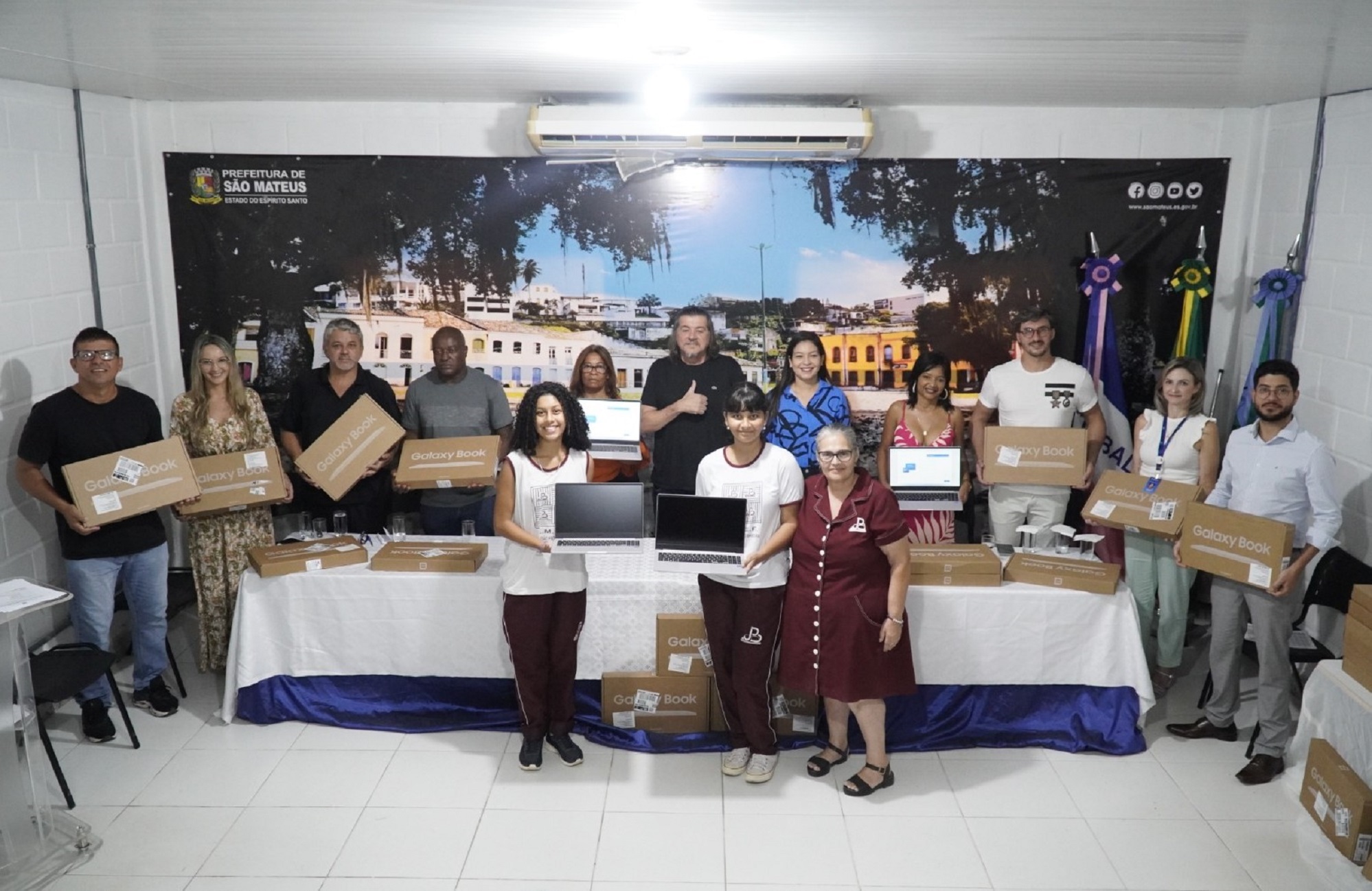 EDUCAÇÃO EM SÃO MATEUS CADA VEZ MAIS CONECTADA E VALORIZADA: PREFEITURA ENTREGA MAIS 170 NOTEBOOKS PARA USO DOS ALUNOS