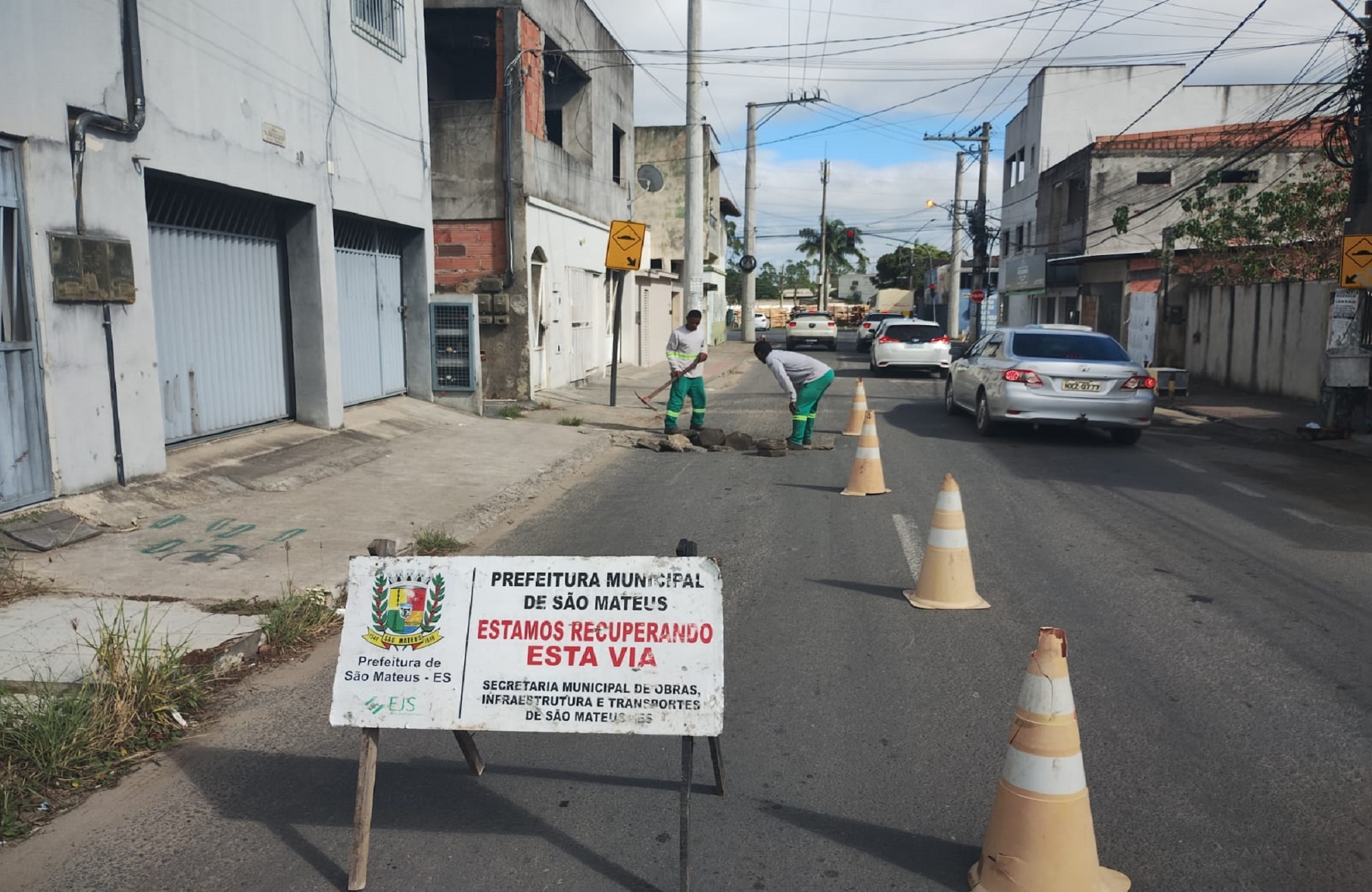 PREFEITURA EM AÇÃO: EQUIPES DE MANUTENÇÃO DO PISO DE RUAS ESTÃO NO SERNAMBY