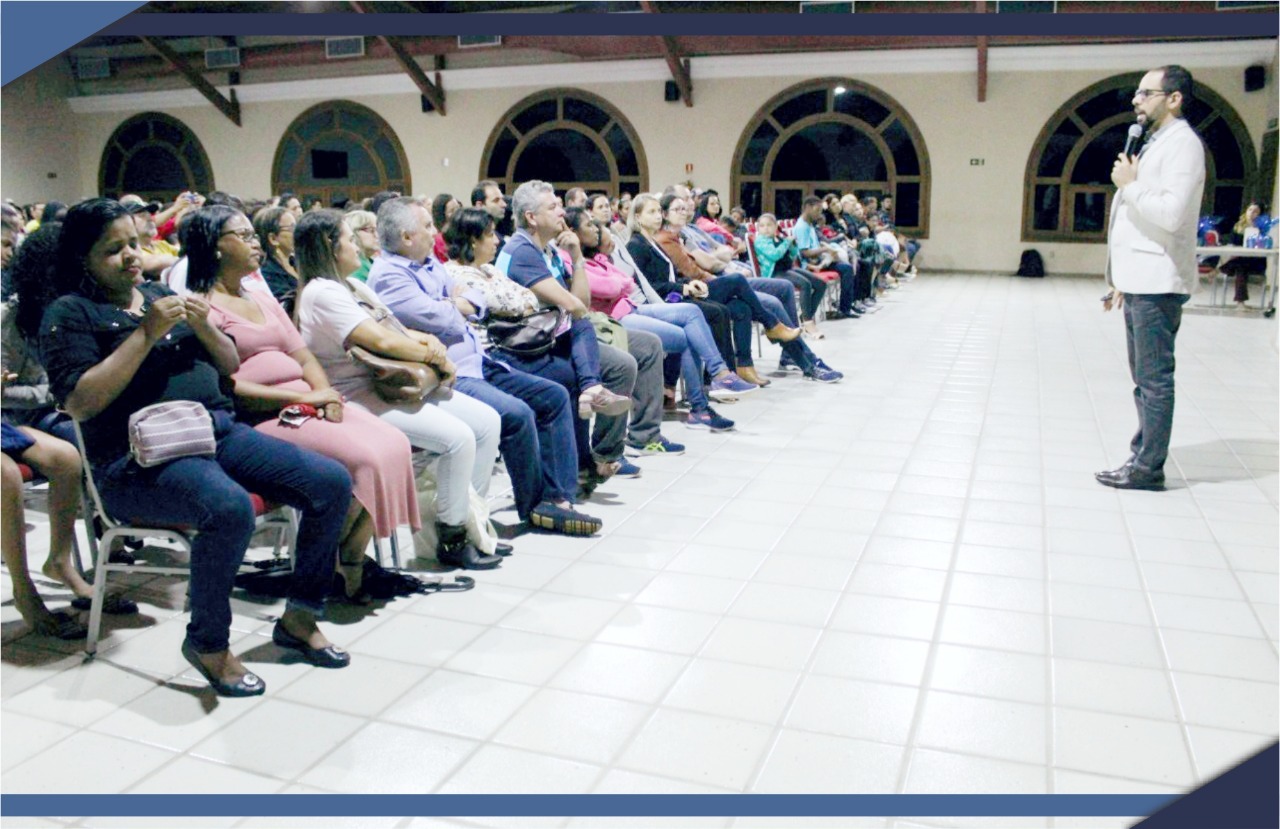 FAMÍLIAS DE ESTUDANTES DA REDE MUNICIPAL PARTICIPAM DE PALESTRA SOBRE MOTIVAÇÃO