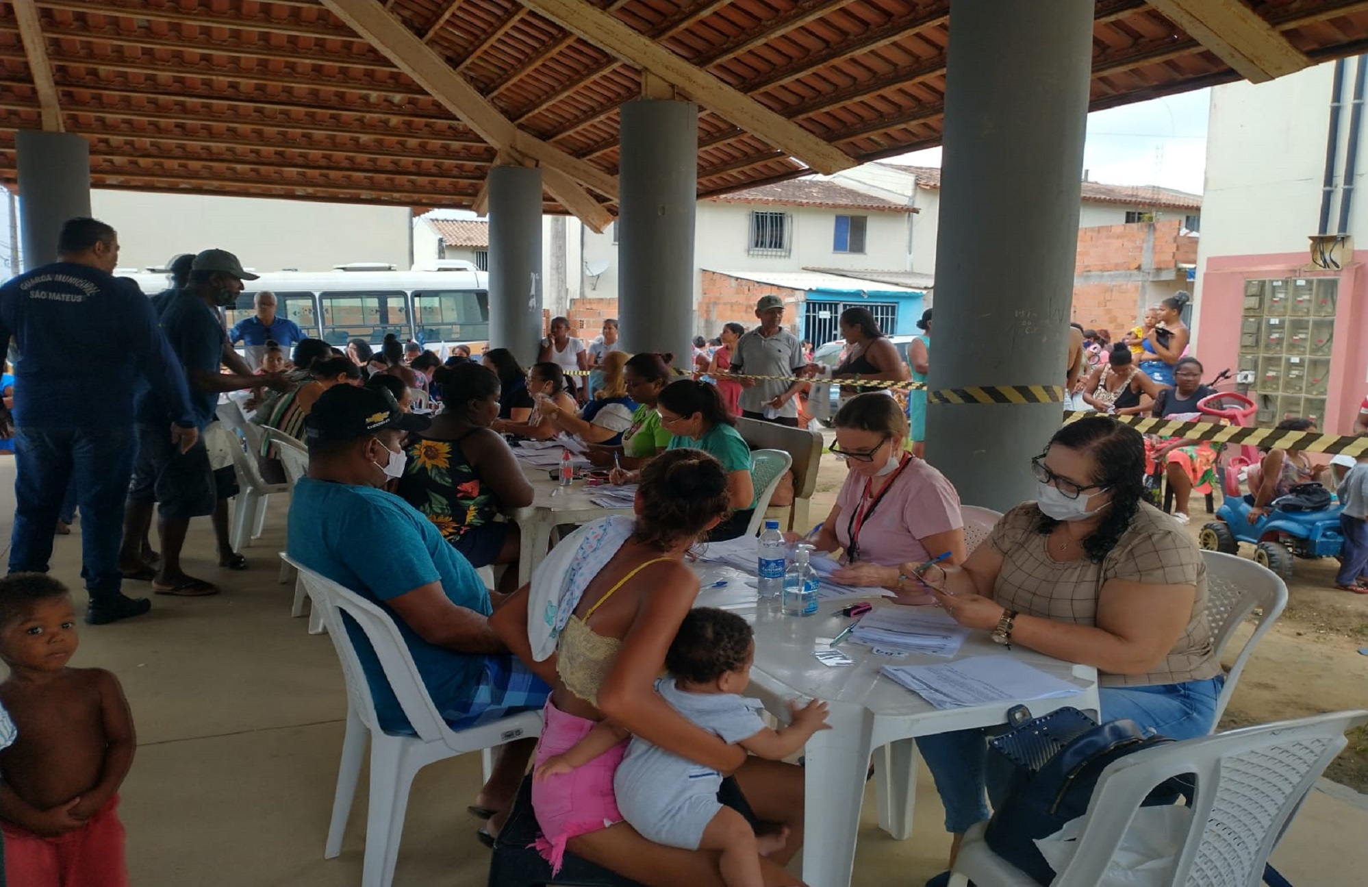 ENTREGA DE CESTAS EMERGENCIAIS PROSSEGUE NOS BAIRROS DE SÃO MATEUS: HOJE FOI A VEZ DO VILLAGE