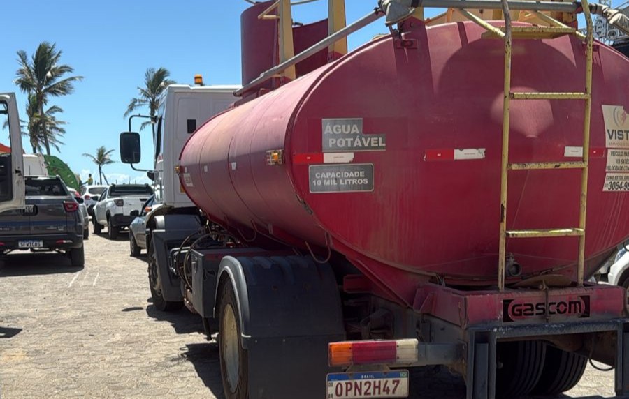 PREFEITURA DE SÃO MATEUS MANTÉM CAMINHÃO-PIPA EM GURIRI PARA PREVENÇÃO A INCÊNDIOS ATÉ O CARNAVAL