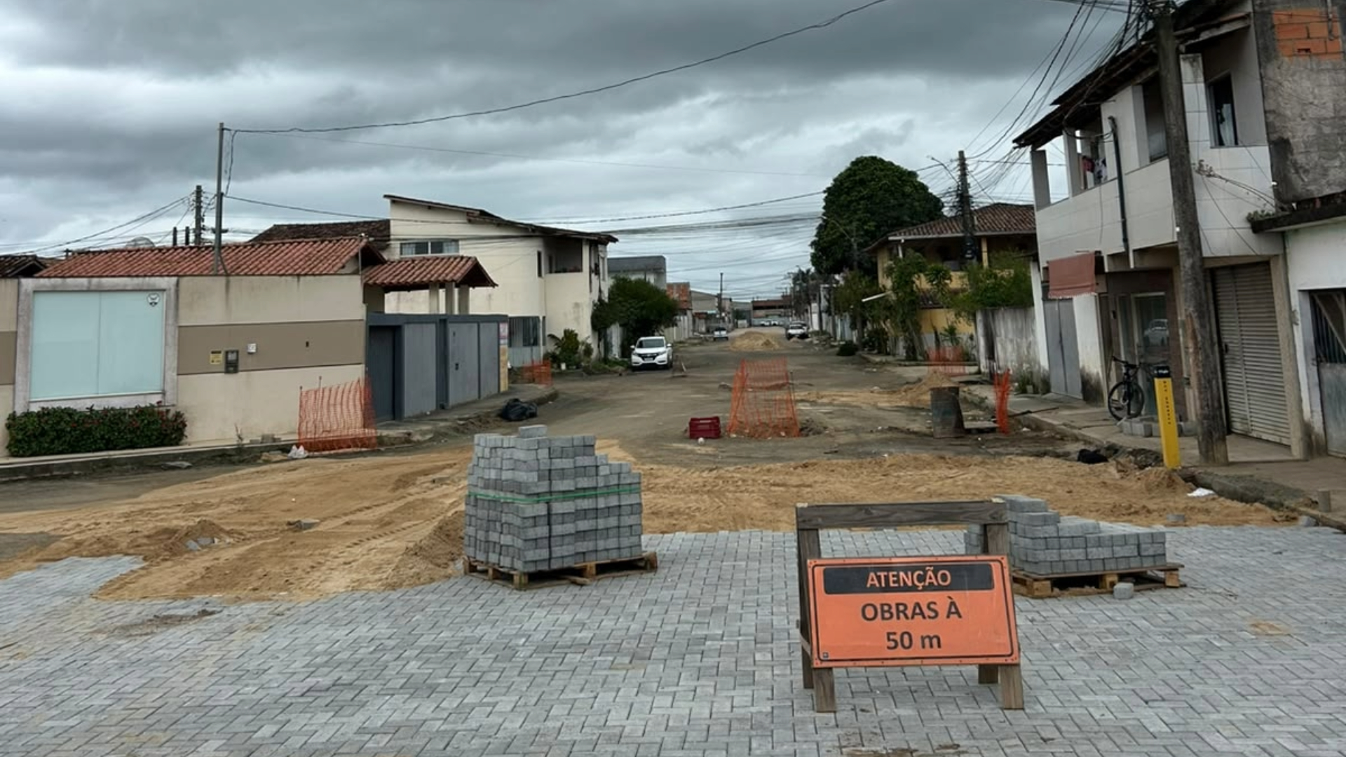 CALÇAMENTO AVANÇA NO BAIRRO SANTO ANTÔNIO, EM SÃO MATEUS