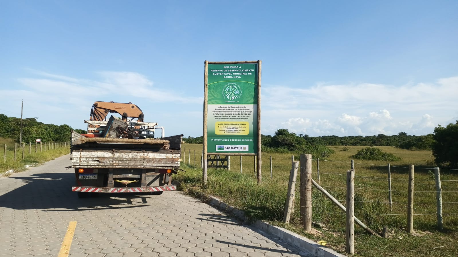 PREFEITURA DE SÃO MATEUS INSTALA NOVAS PLACAS DE SINALIZAÇÃO NA RESERVA DE BARRA NOVA